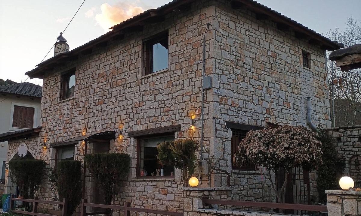 Kalavrita Cottage | Το Erymanthos country home είναι μια πέτρινη μεζονέτα για στιγμές χαλάρωσης