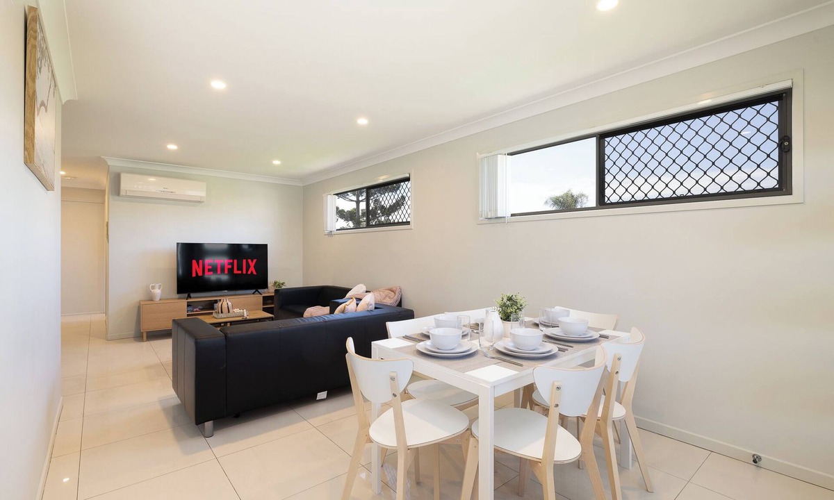 Rocklea Apartment | 1 Bdr Apt! Garage! Clean! GST Credits! 120D1