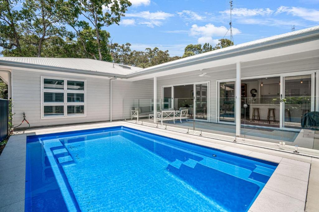 Rainbow Beach House | 11 Esprit Drive - Rainbow Shores. Swimming Pool - Wifi - Walk to beach