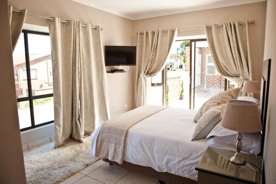 Piet Retief House | 12 On Top Guesthouse