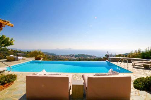 Alonissos Villa | 150 m² Villa ∙ 4 bedrooms ∙ 8 guests