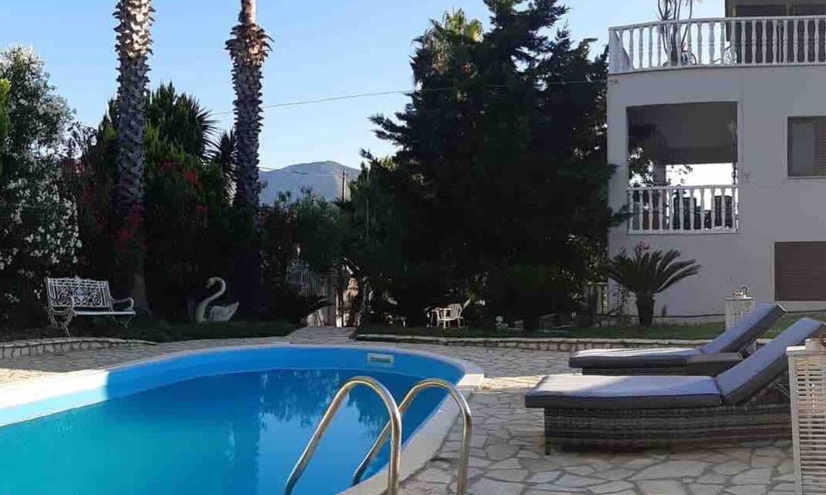 Raches Villa | *170sm Maisonette *Wifi & PL &FP +2min drive to Sea*