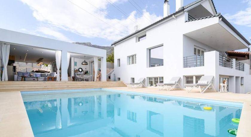 Kineta Villa | 250 m² Villa ∙ 5 bedrooms ∙ 10 guests