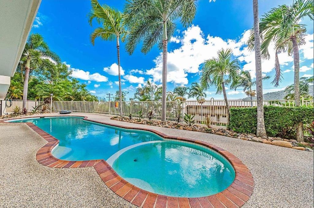 Airlie Beach Apartment | 2BR Apartment with Stunning Ocean Views