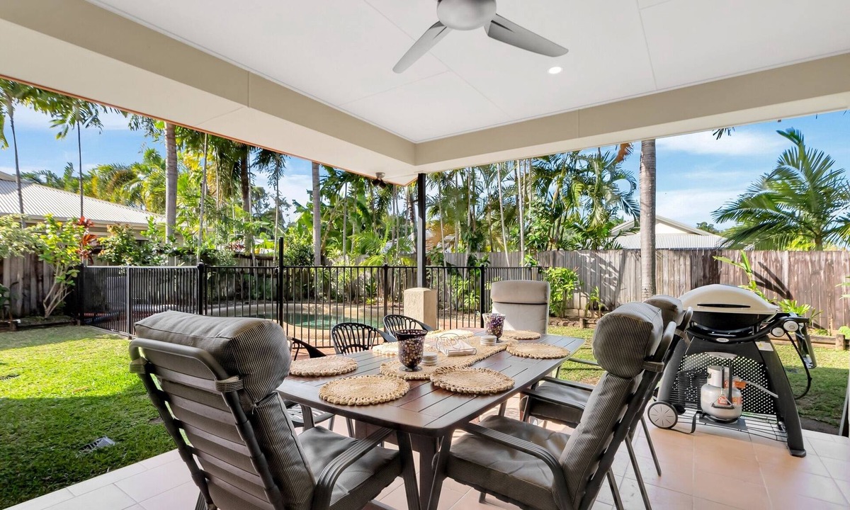 Clifton Beach House | 3-Bed Family Home with Pool & BBQ by the Beach