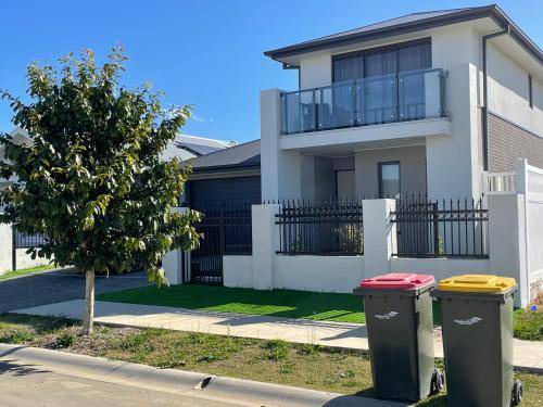 Kippa-Ring House | 313 m² House ∙ 4 bedrooms ∙ 8 guests