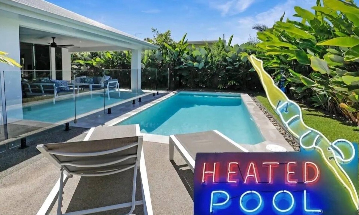 Palm Cove House | 32c continuously heated pool 300m to beach Seaside@PalmCove