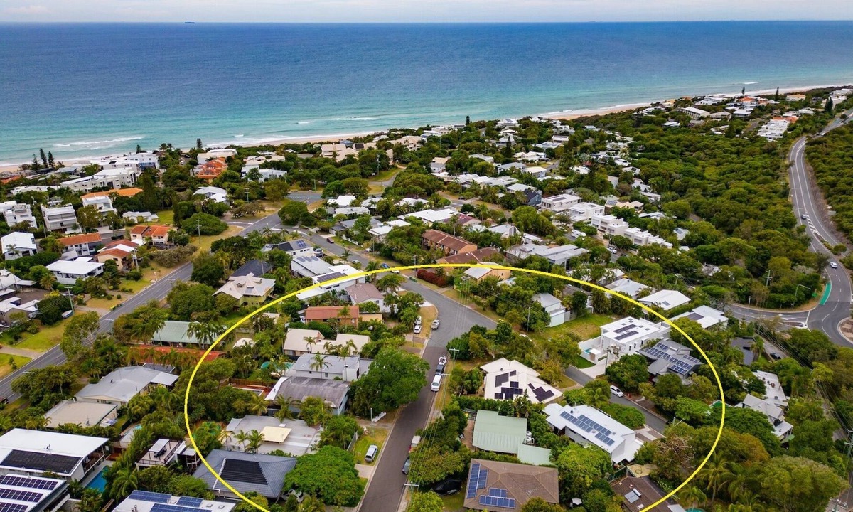 Sunshine Beach House | 350m to ocean | 600m to shops/restaurants | 4 BR | 3.5 bath | A/C | Wi-Fi