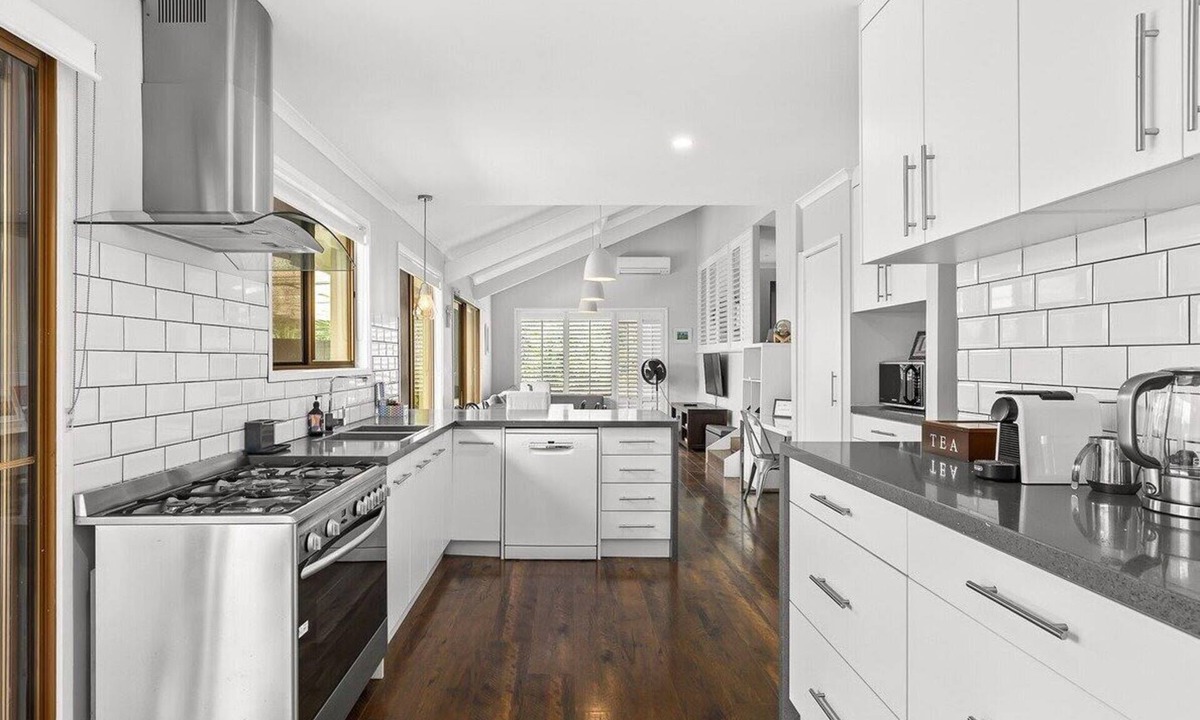 Ferny Hills House | 4-Bed Family Home with Large Entertaining Backyard