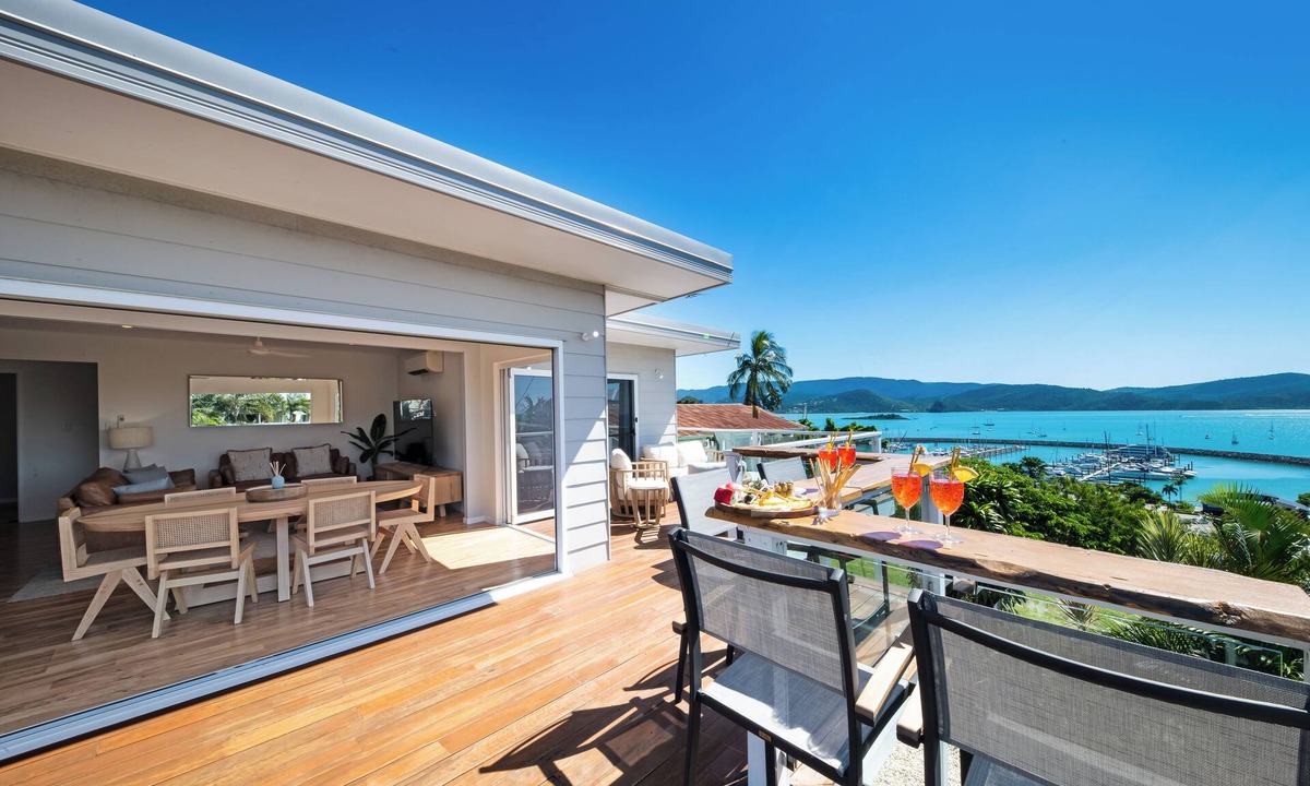 Airlie Beach House | 4 Bedroom Home with Panoramic Ocean Views and pool