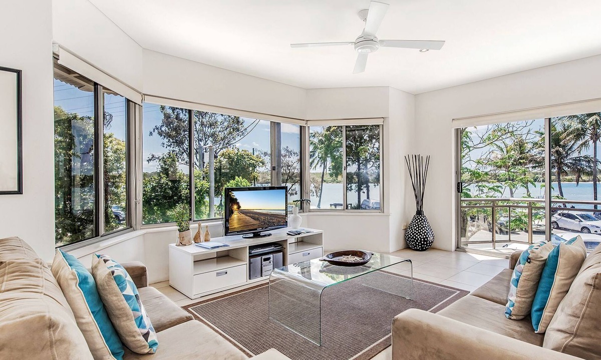 Noosaville Apartment | Aarons Villa - Waterfront Perfectly located on Gympie Terrace
