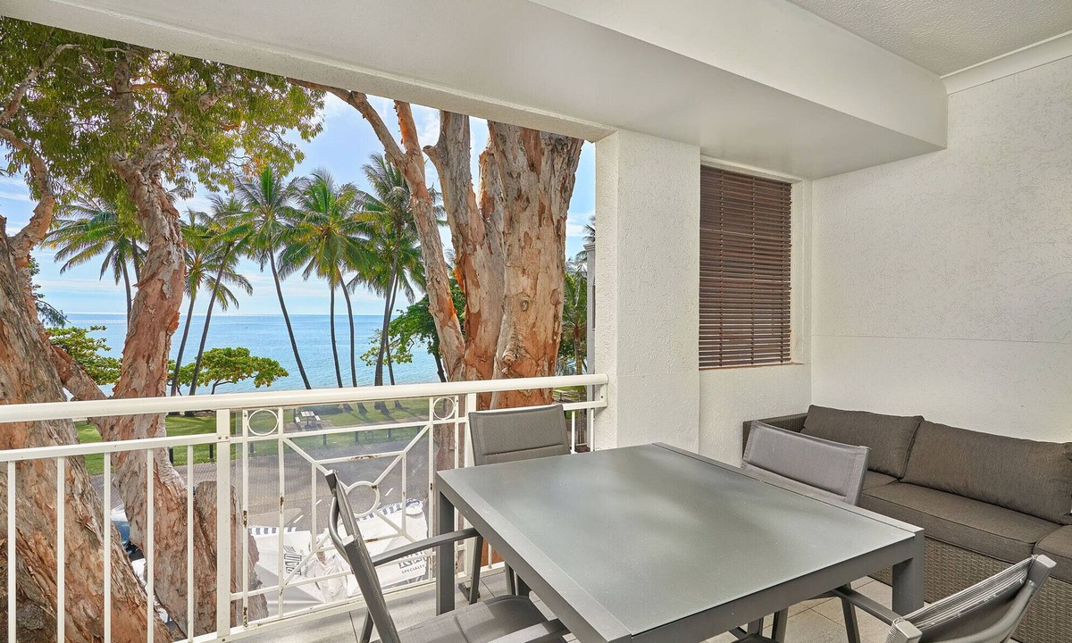 Palm Cove Apartment | Absolute Beach Front 1 Bedroom Apartment Palm Cove