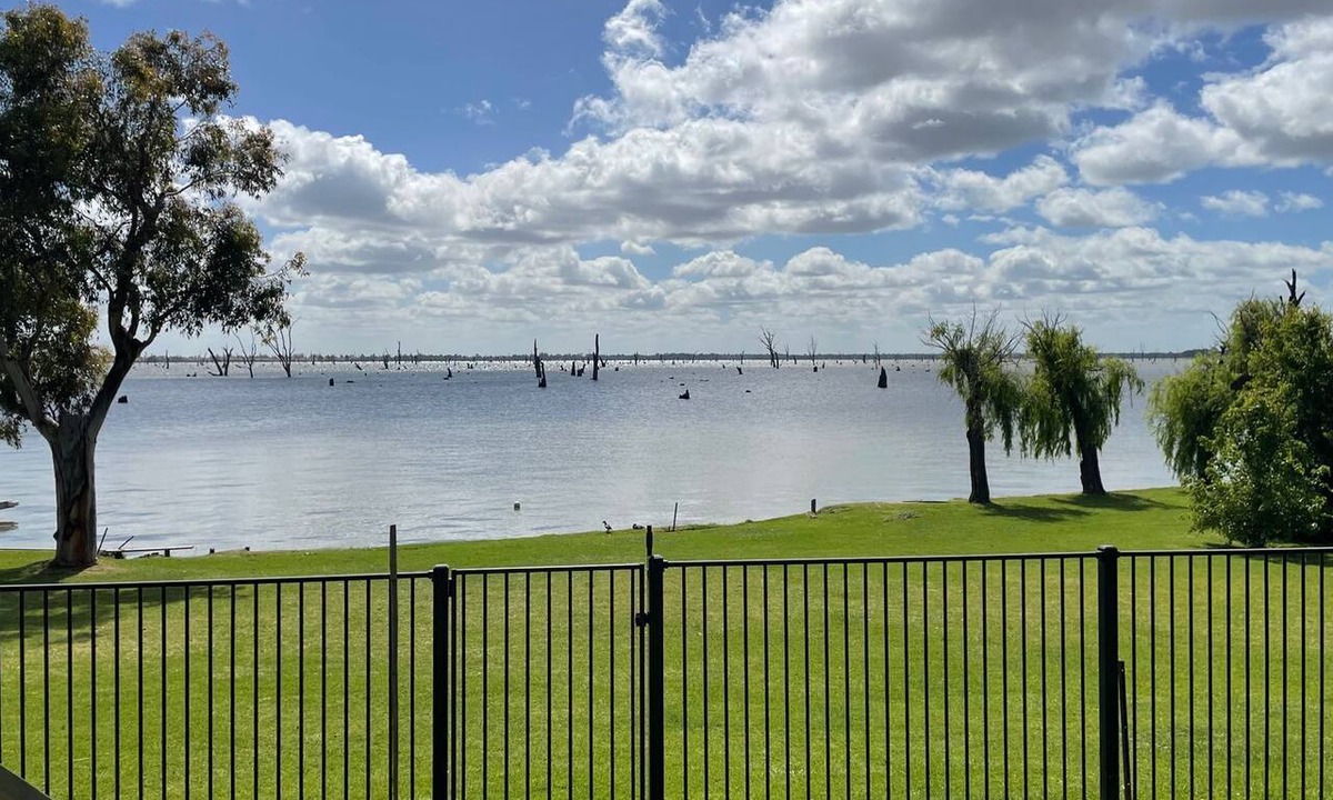 Yarrawonga House | Absolute Waterfront at Woodlands