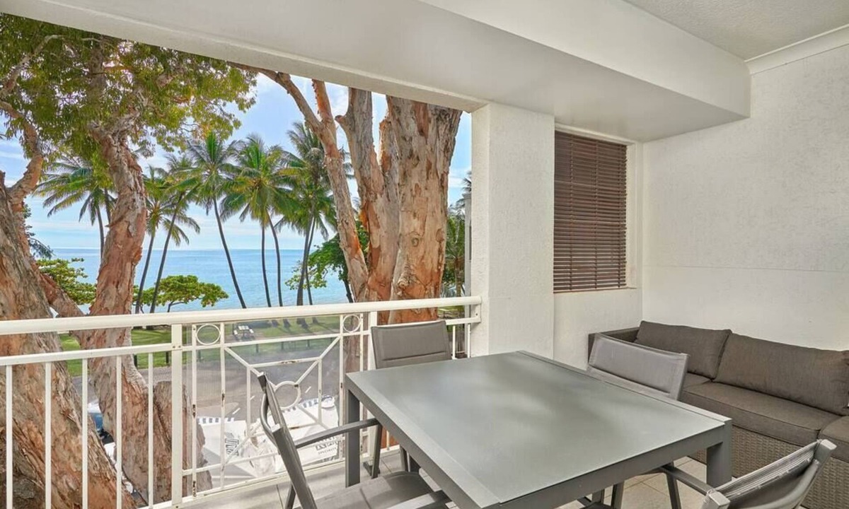 Palm Cove Apartment | Alassio 1 Bedroom Beachfront 302-1 Palm Cove