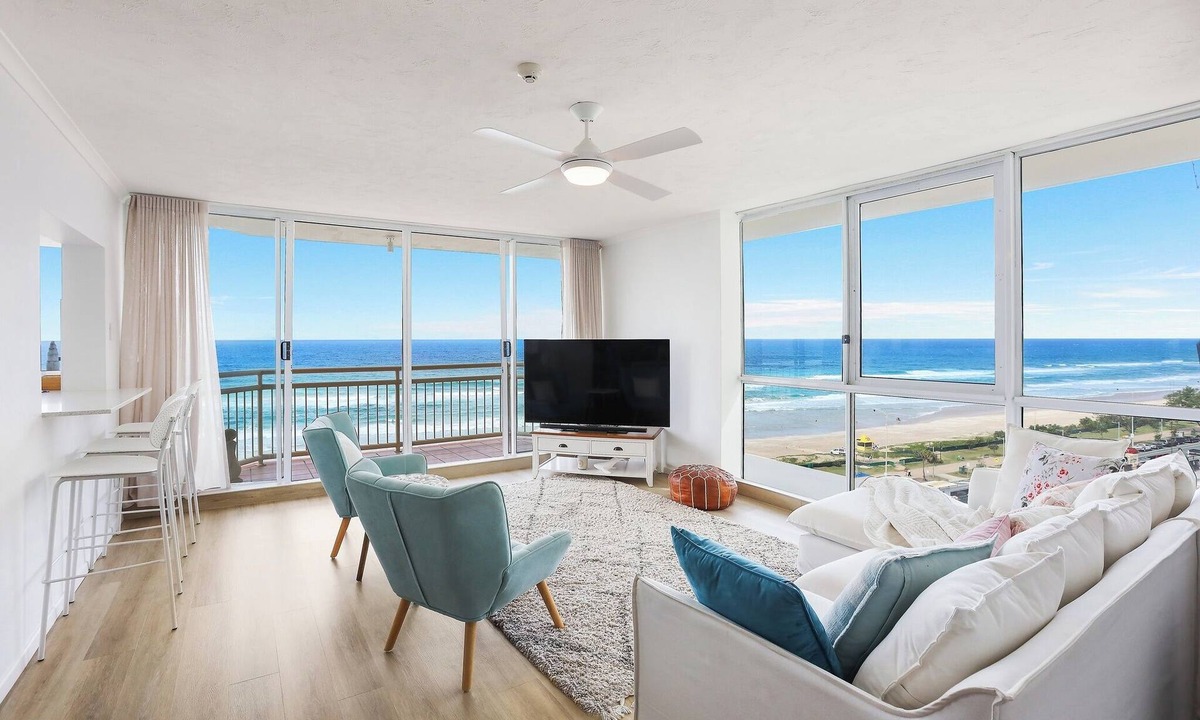 Main Beach Apartment | Apartment 11a Seacrest on The Beach *OCEAN *Free Parking*