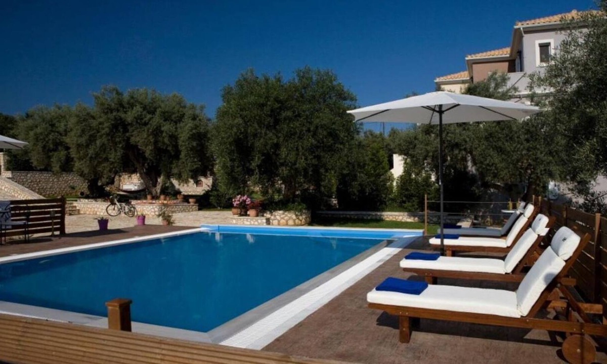 Kavallos Apartment | Apartment 'Maistros' with Shared Pool, Wi-Fi and Air Conditioning