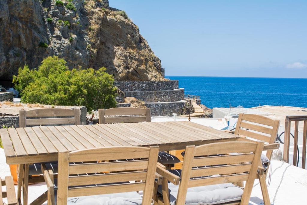 Mandraki House | Art curators traditional home next to the sea