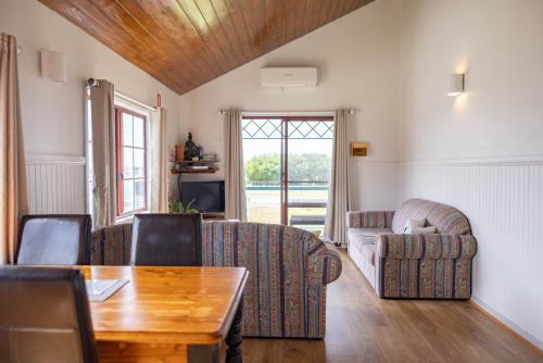 Naracoopa Hotel | Baudins Accommodation