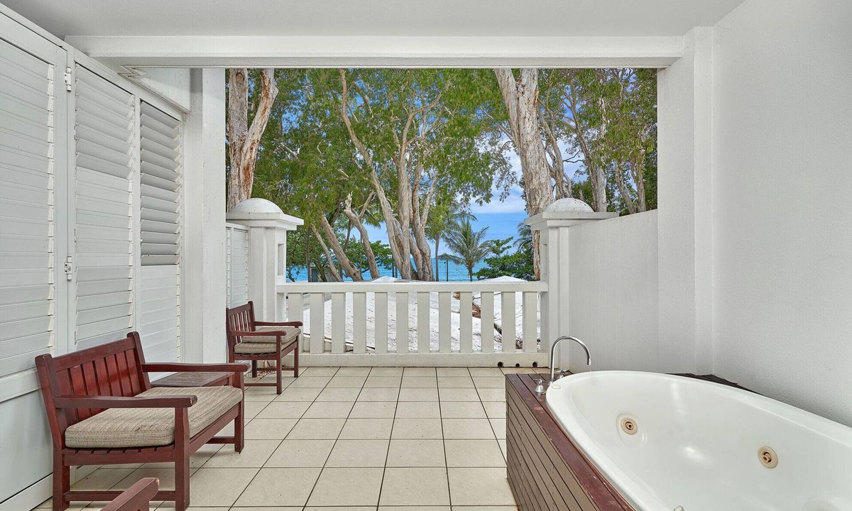 Palm Cove Apartment | Beach Club Oceanview Spa Suite in Palm Cove