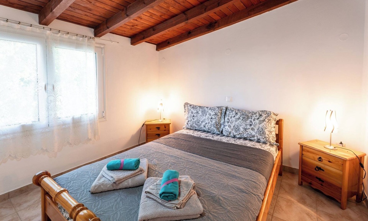 Malakonta House | Beachfront Cottage with Spectacular Evian Gulf Views – 3 Minutes from Eretria