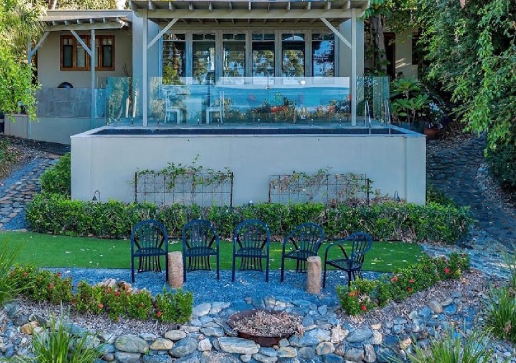 Oak Beach Villa | Beachfront Dolphin Cabin