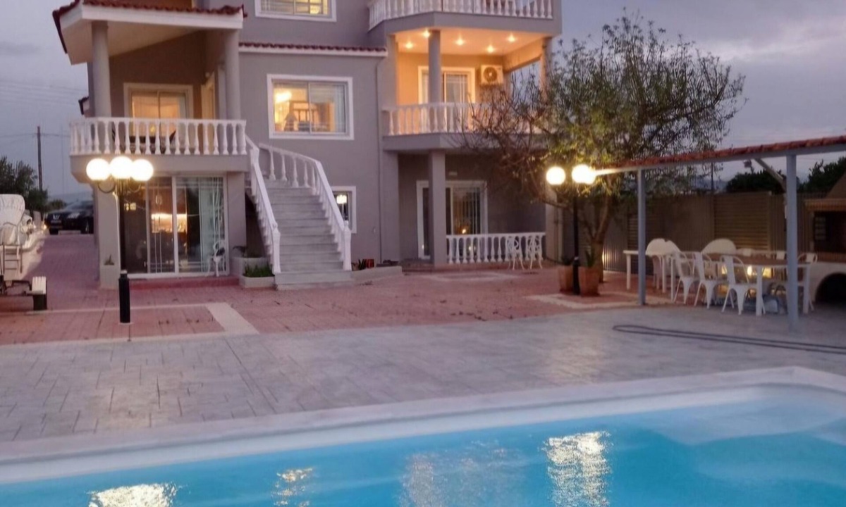 Assos-Lechaio Villa | Beautiful Tuscan Villa with pool amongst the vineyards and olive trees.