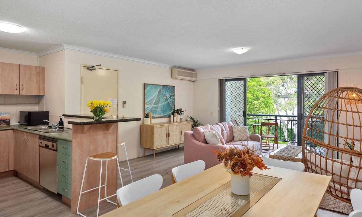 New Farm Apartment | Boho Beauty ~ 2 Bed/2bath/1 Car ~ New Farm