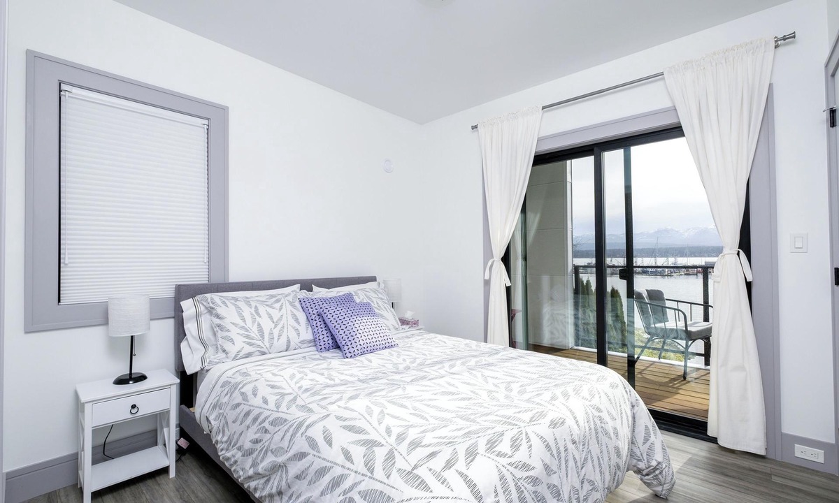 Comox House | Breathtaking Waterfront suite in central Comox