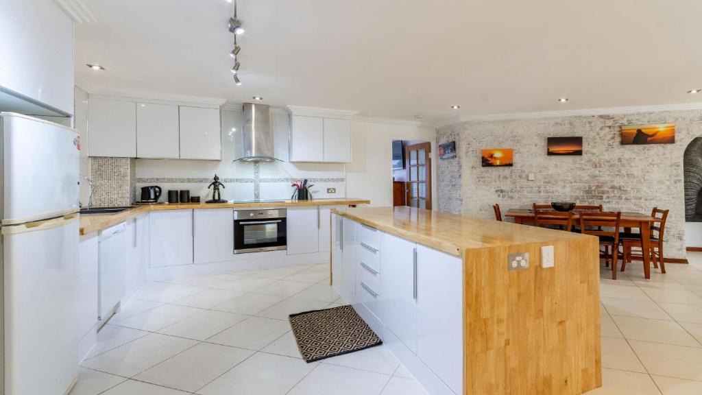 Bellara House | Bribie Escape, Top Floor Unit with Waterviews