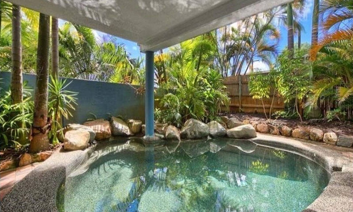 Cairns North Apartment | Budget Group Stay, 5 BR in 2nd floor Queenslander