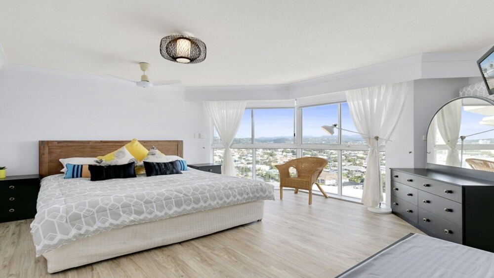 Miami House | Burleigh Surf Spectacular Views from all Rooms