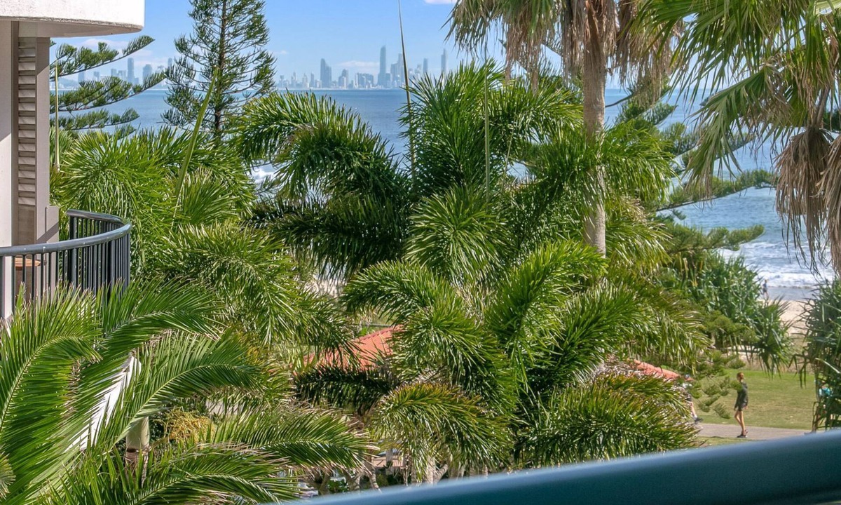 Coolangatta Apartment | Calypso Plaza Resort Unit 306 Beachfront location in central Coolangatta with ocean glimpses