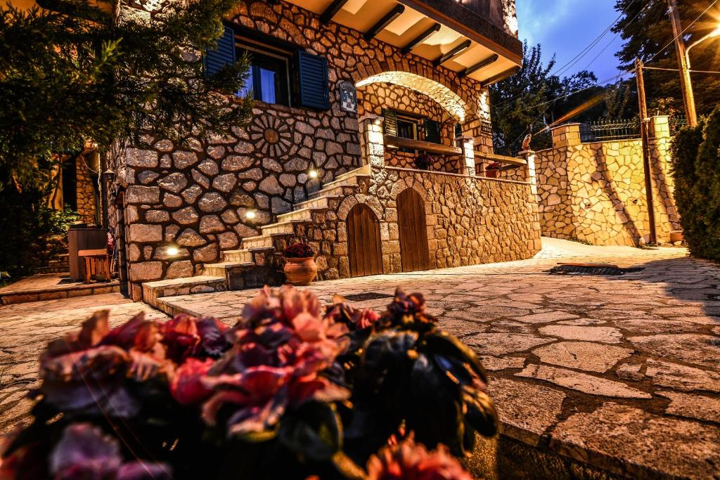 Synikia Mesi Trikalon House | Camelia Suites