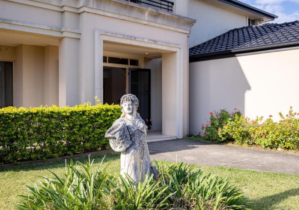 Calamvale House | Charming 4BR House and Cozy Garden