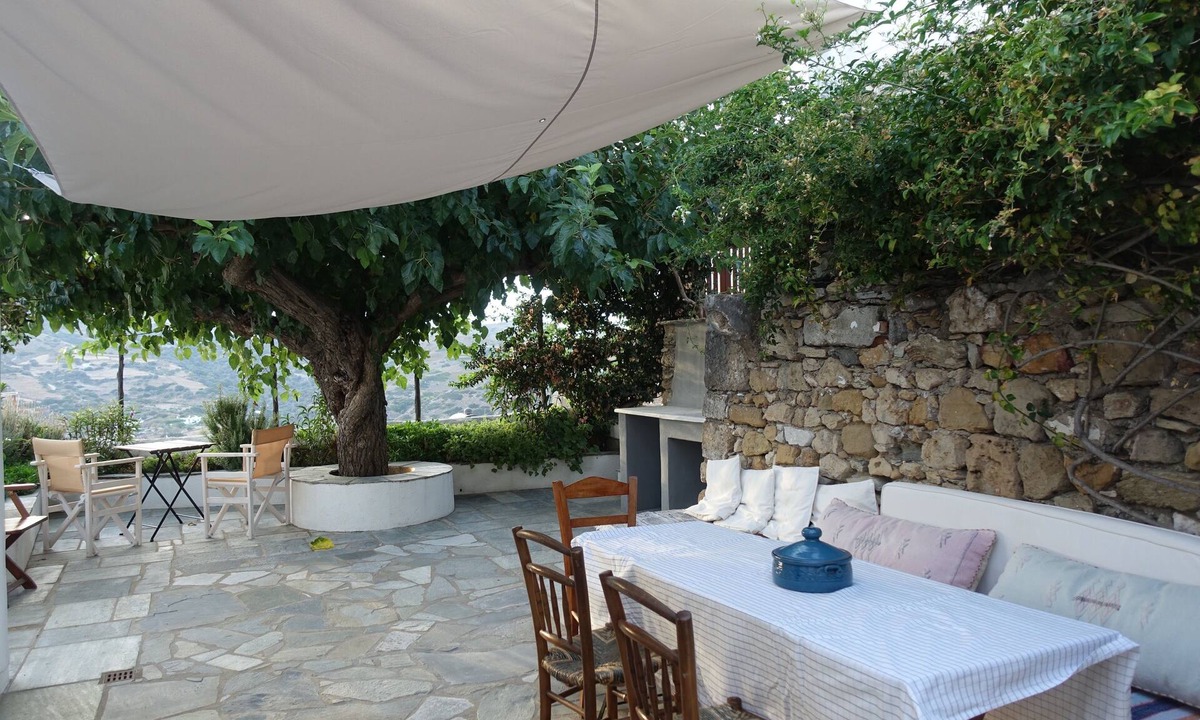 Skiros House | Charming traditional house in a greek island with its garden