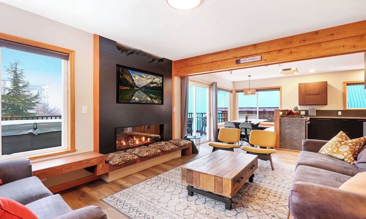 Courtenay Ski Chalet | Chateau Cona Upper -hot tub, sauna, ski in/ski out