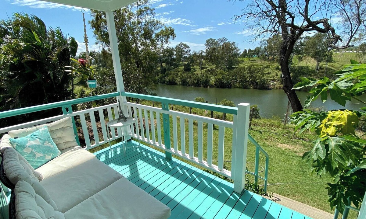 Lowood Cottage | Cheerful cottage with STUNNING river views + access to water activities!