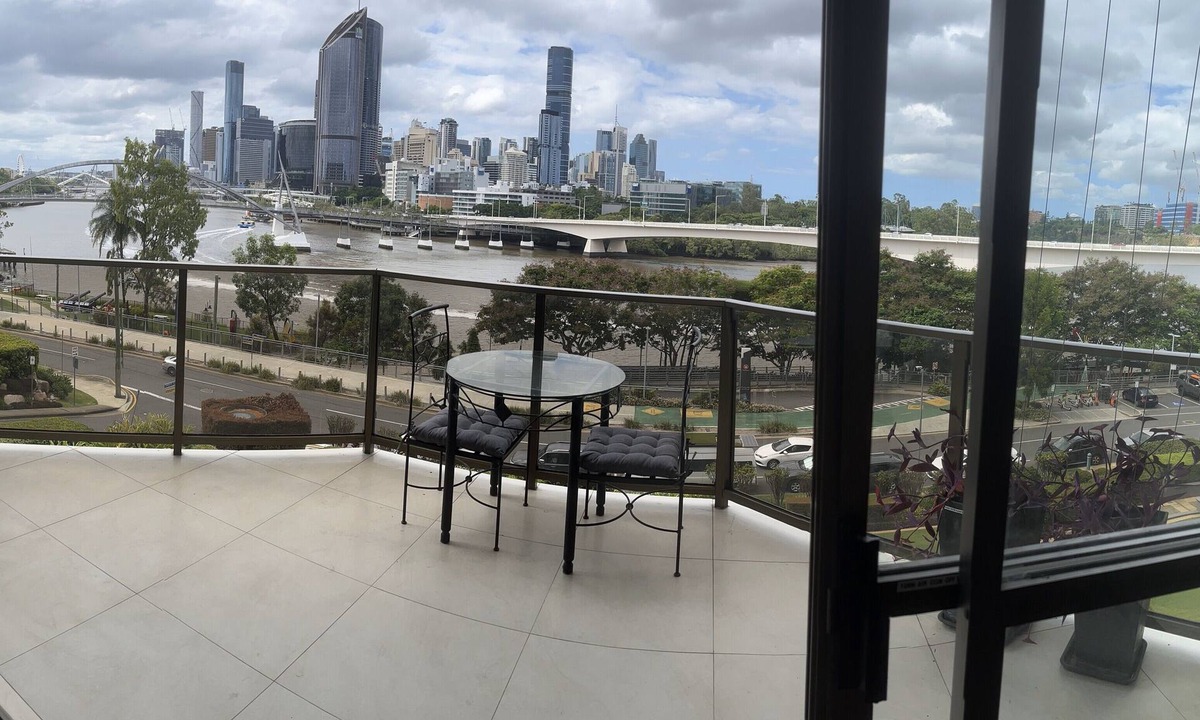 South Brisbane Apartment | City pad suit Qld uni/mater hosp staff as opp mater Hosp . Min 3 mth booking