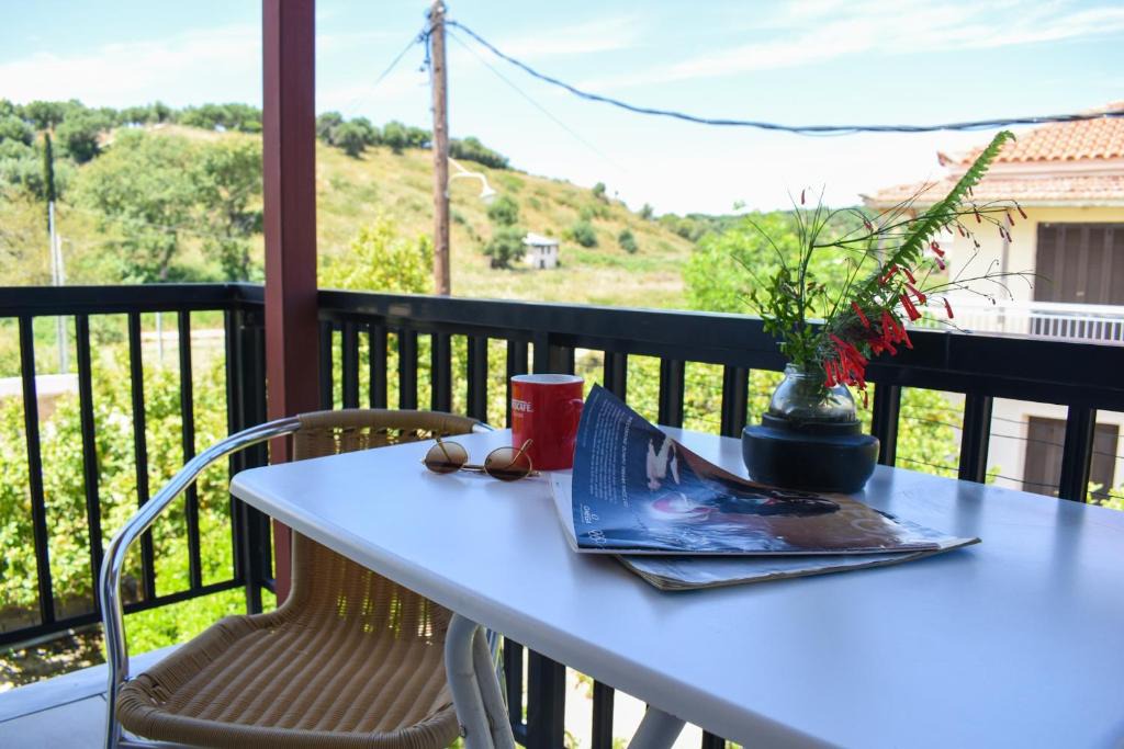 Foinikounta Apartment | Comfy green studio/just 150m to the beach