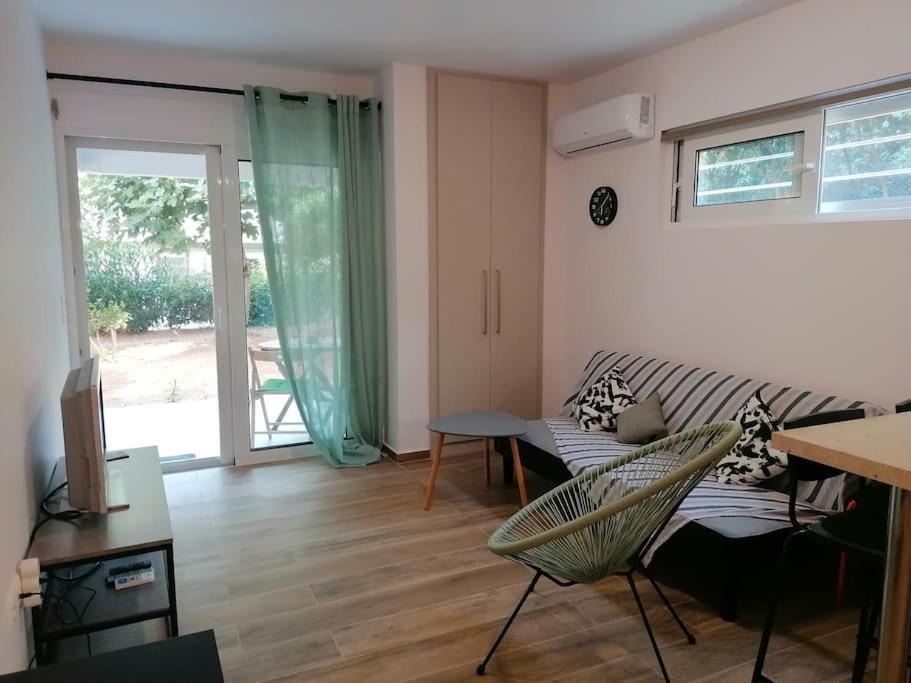 Saronida Apartment | Cosy and Relax Studio by the sea, with garden
