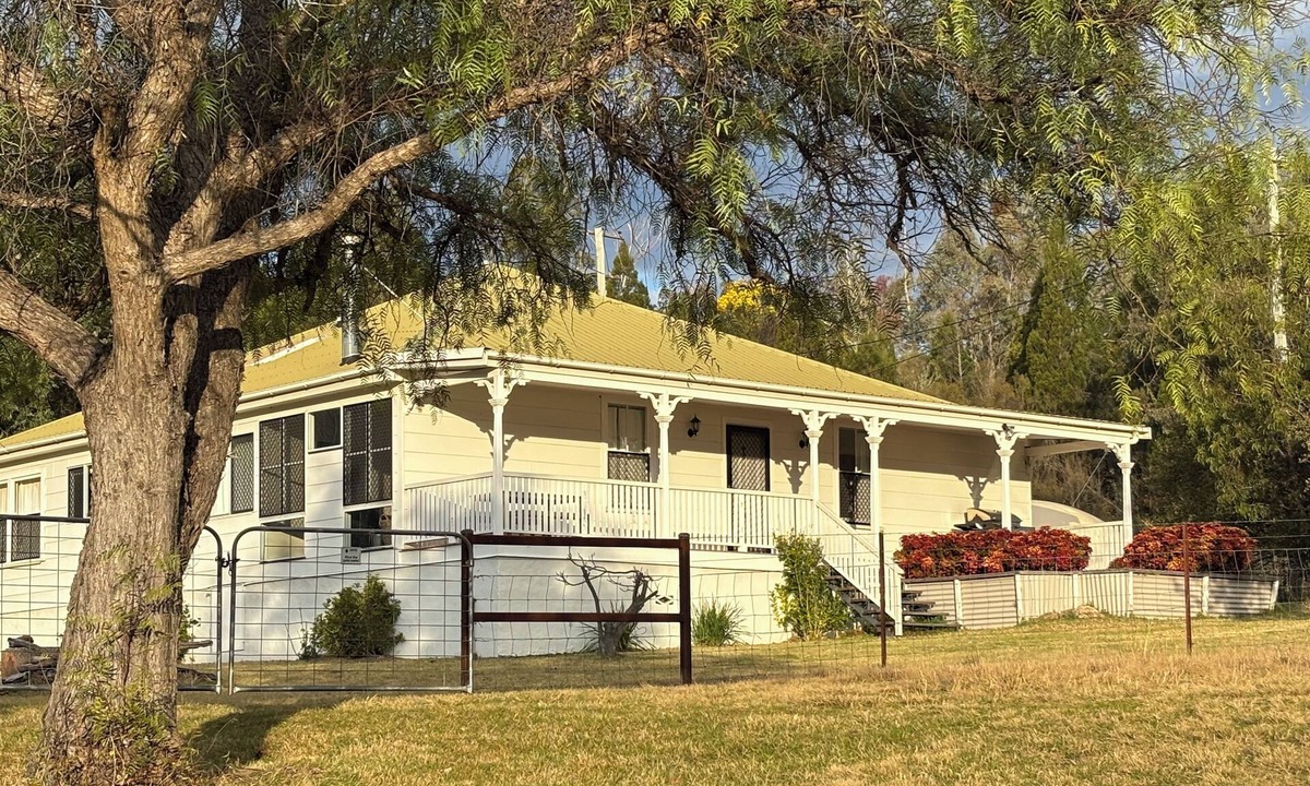 Wyberba House | Cosy Family Retreat in the heart of the Granite Belt!