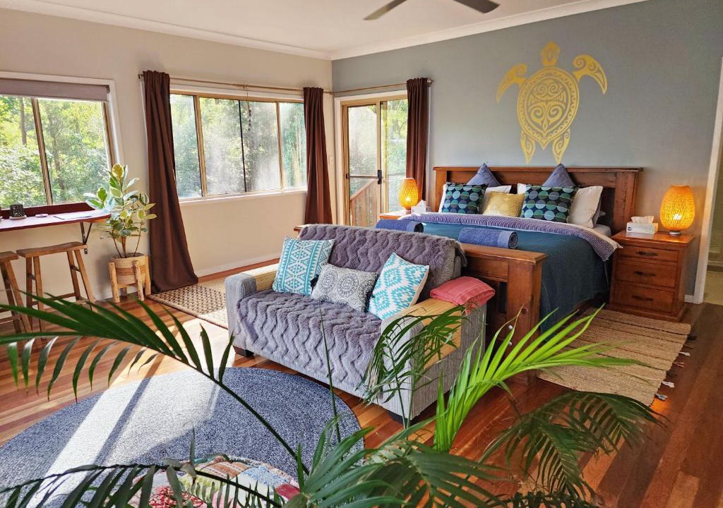Doonan House | Cosy Studio with Forest Views, Noosa Hinterland