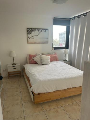 Surfers Paradise House | Cozy room with Ocean Views