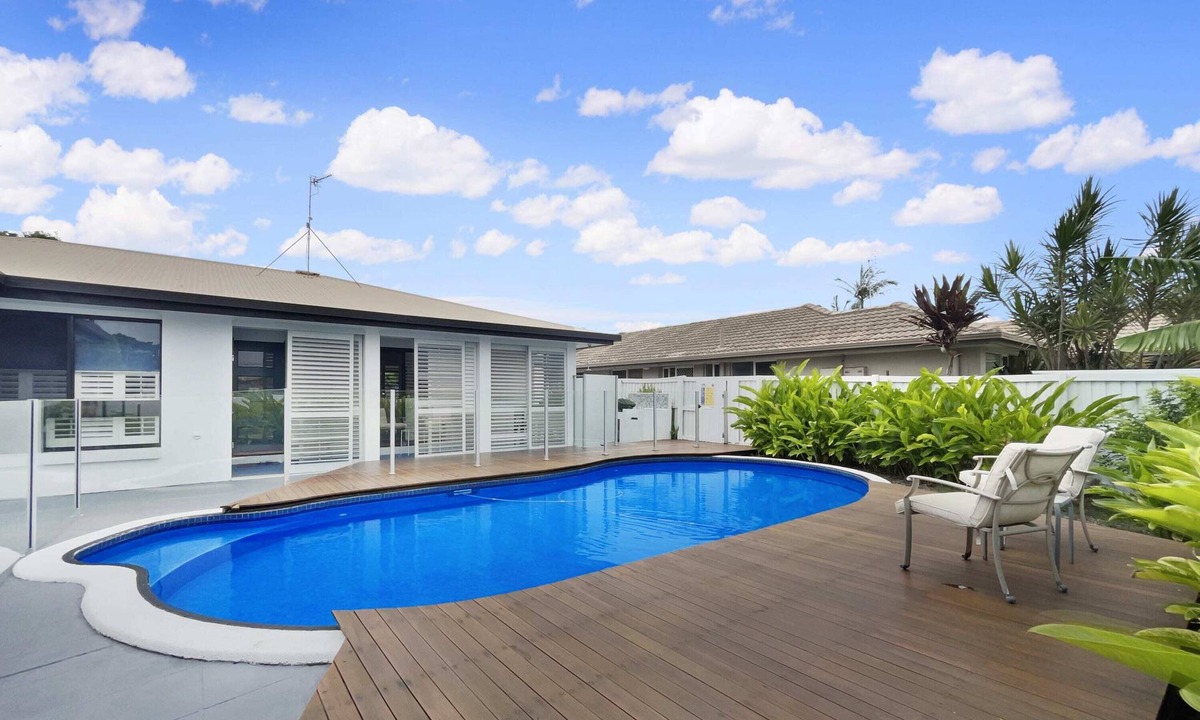 Warana House | Cute beach house - with pool, close to the beach