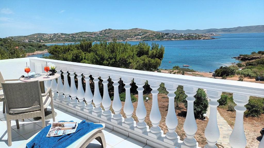 Kato Sounion Villa | Dea Del Mare complex in front of the sea.