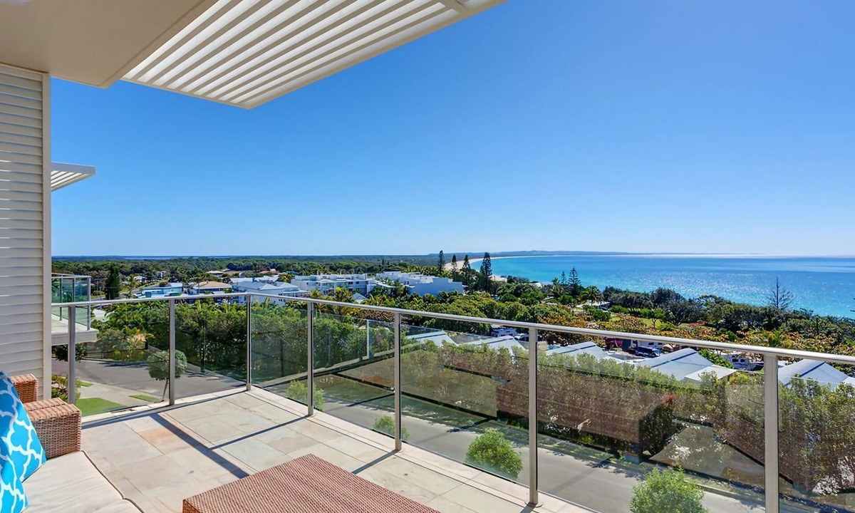 Rainbow Beach House | Dee's Retreat - Rainbow Beach. Five Star Luxury Accommodation. Pool. Stunning Views.