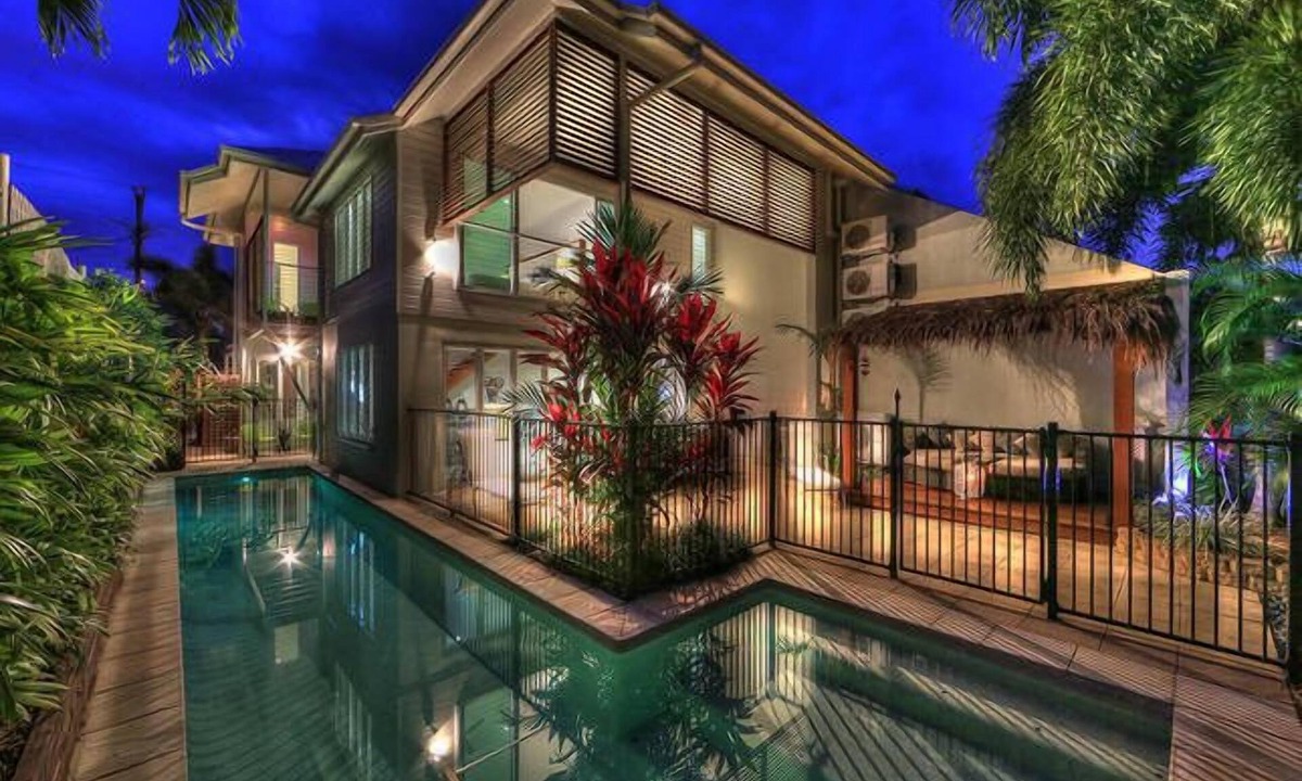 Palm Cove House | Deja Vu Palm Cove 3 Kings Heated Pool Private Luxury 5 mins walk beach cafe's