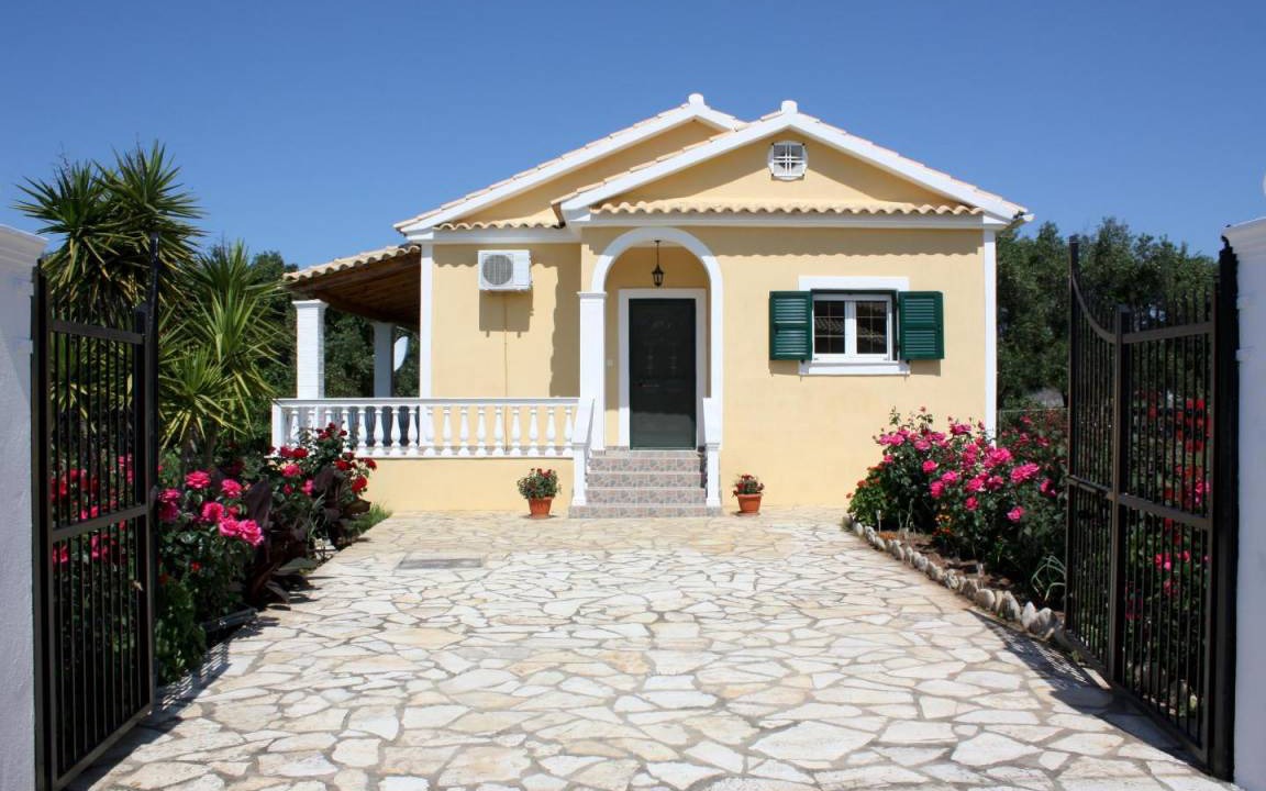 Agios Matthaios House | Detached holiday house at the sea, big garden, Wifi Skidi, Corfu