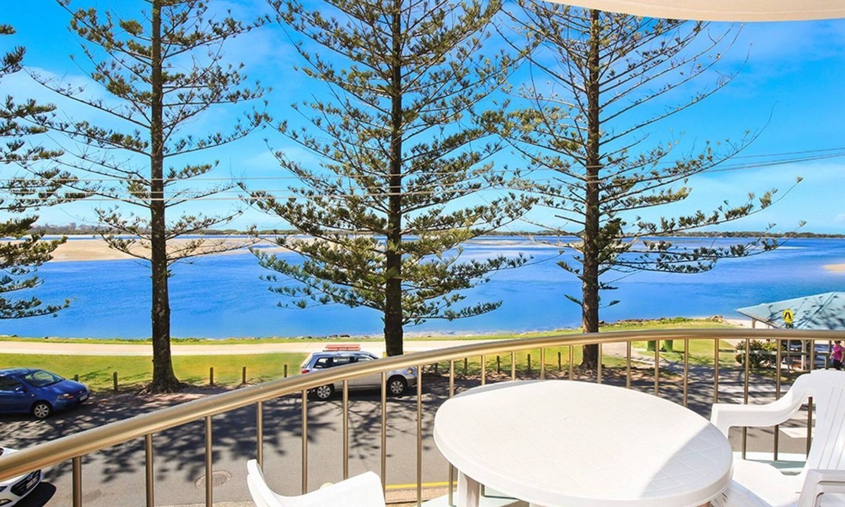 Eastbourne Esplanade Beach | Golden Beach