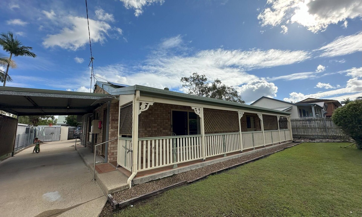 Tin Can Bay House | Entire house, walking distance to beach in a quiet spot in Tin Can Bay